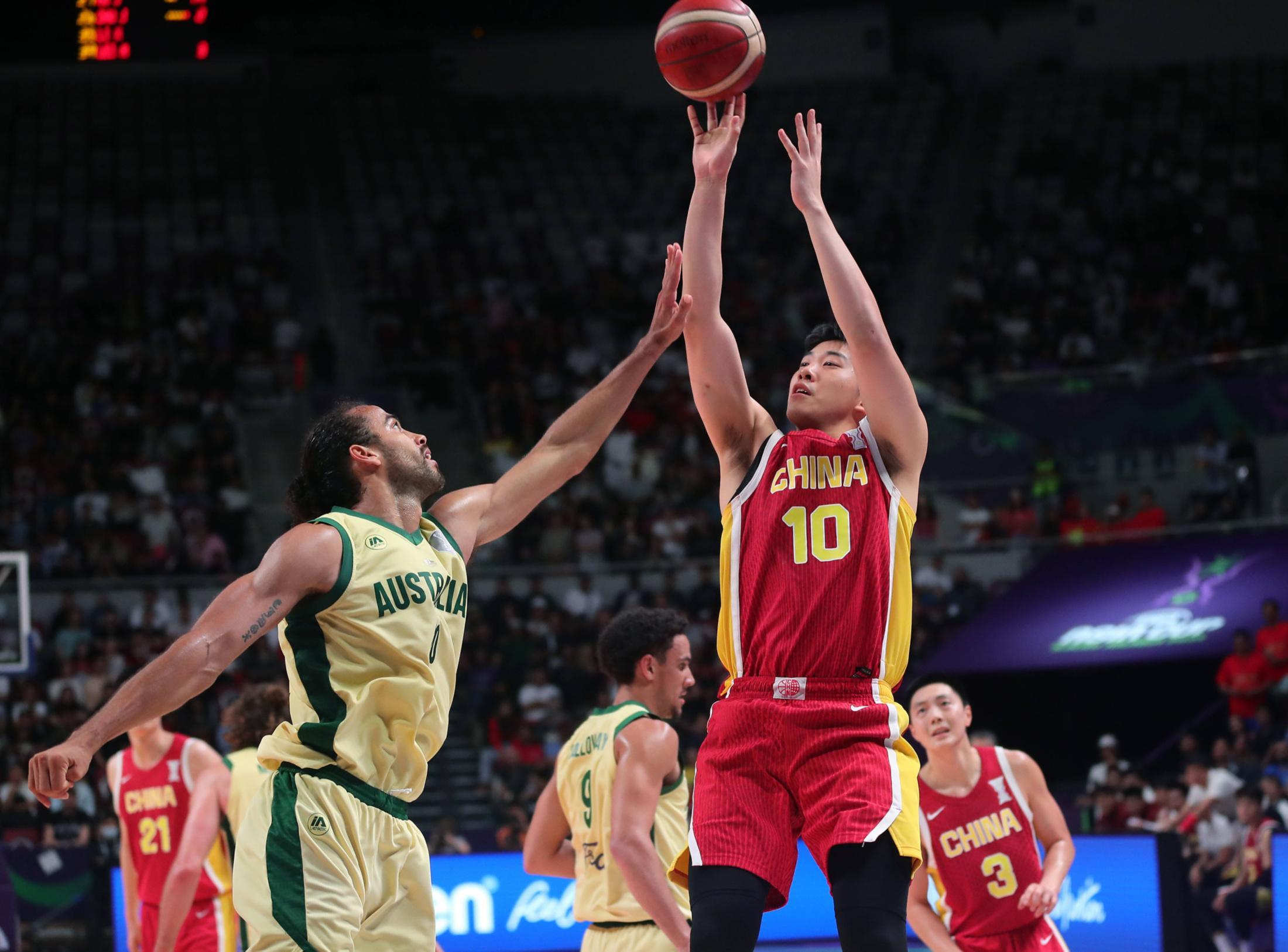 关于篮球赛事异常激烈，顶尖球队展现实力的信息